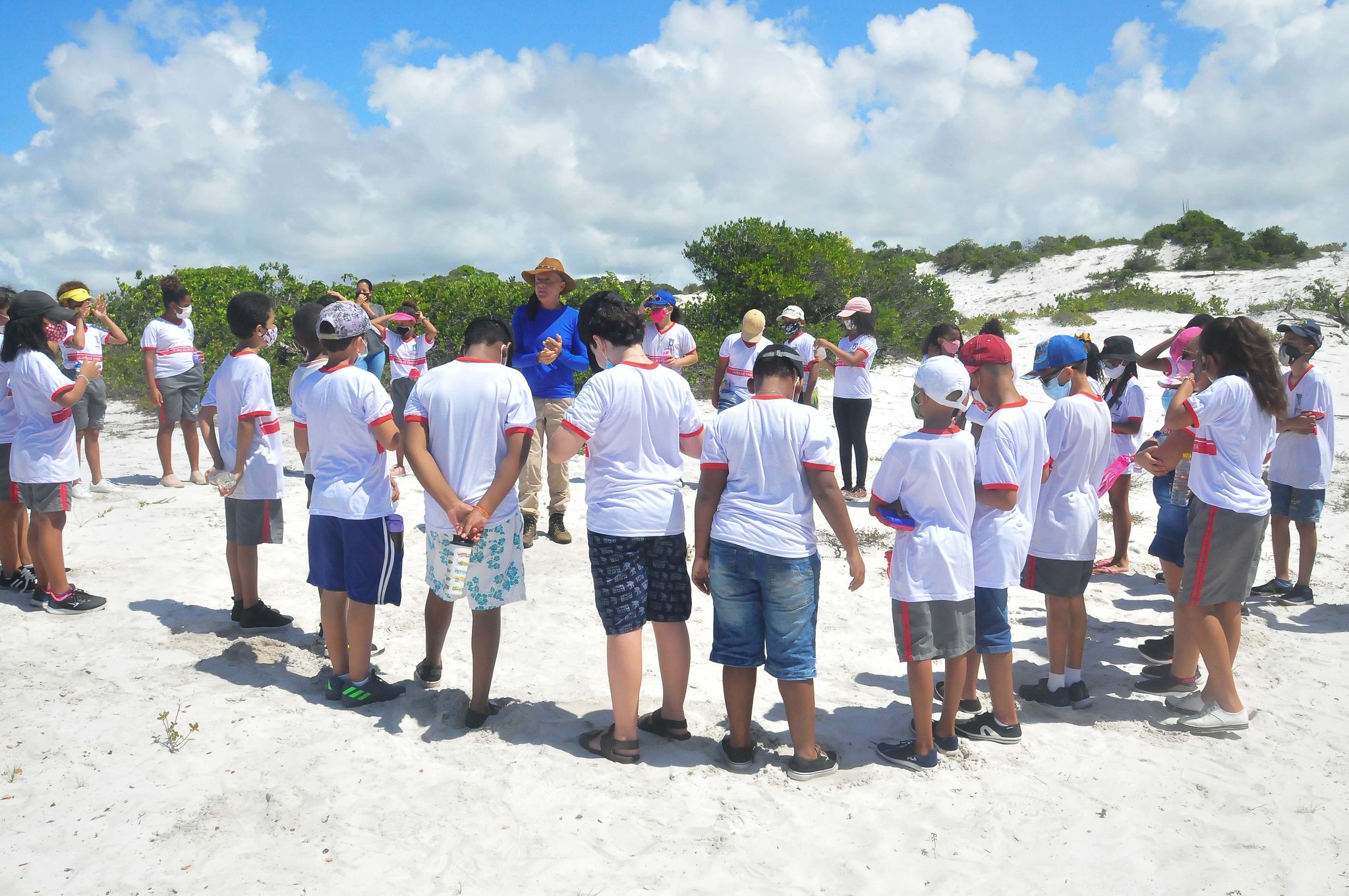  Estudantes vão à campo durante lançamento do Projeto de Educação Ambiental para alunos da rede municipal de Lauro de Freitas