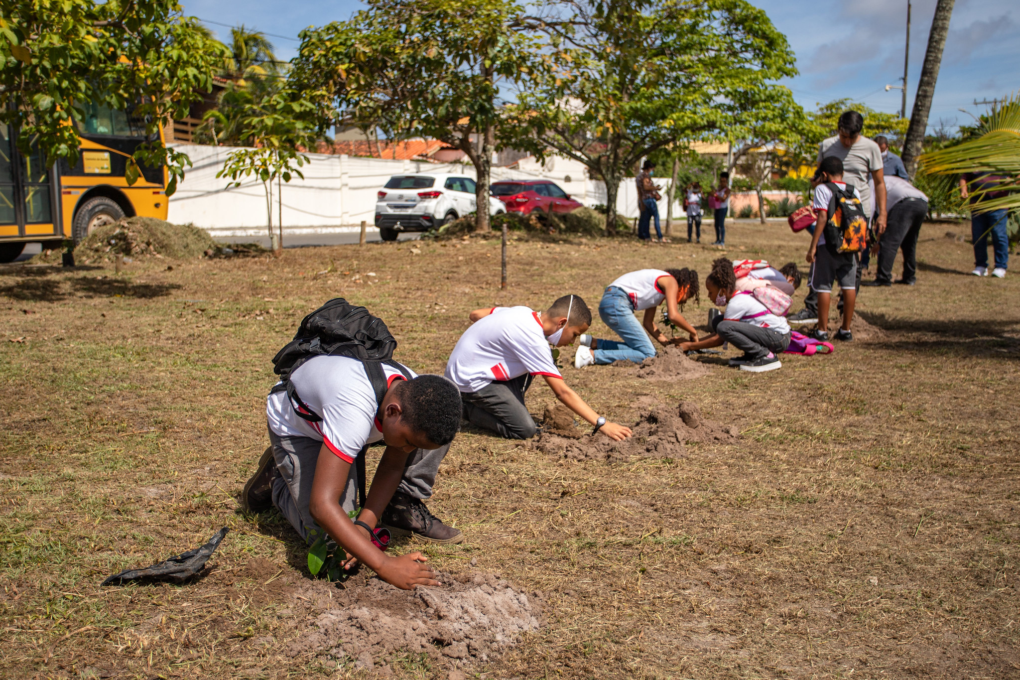  Dia do Meio Ambiente: Alunos de Lauro de Freitas plantam mudas de árvores nas margens do Rio Sapato