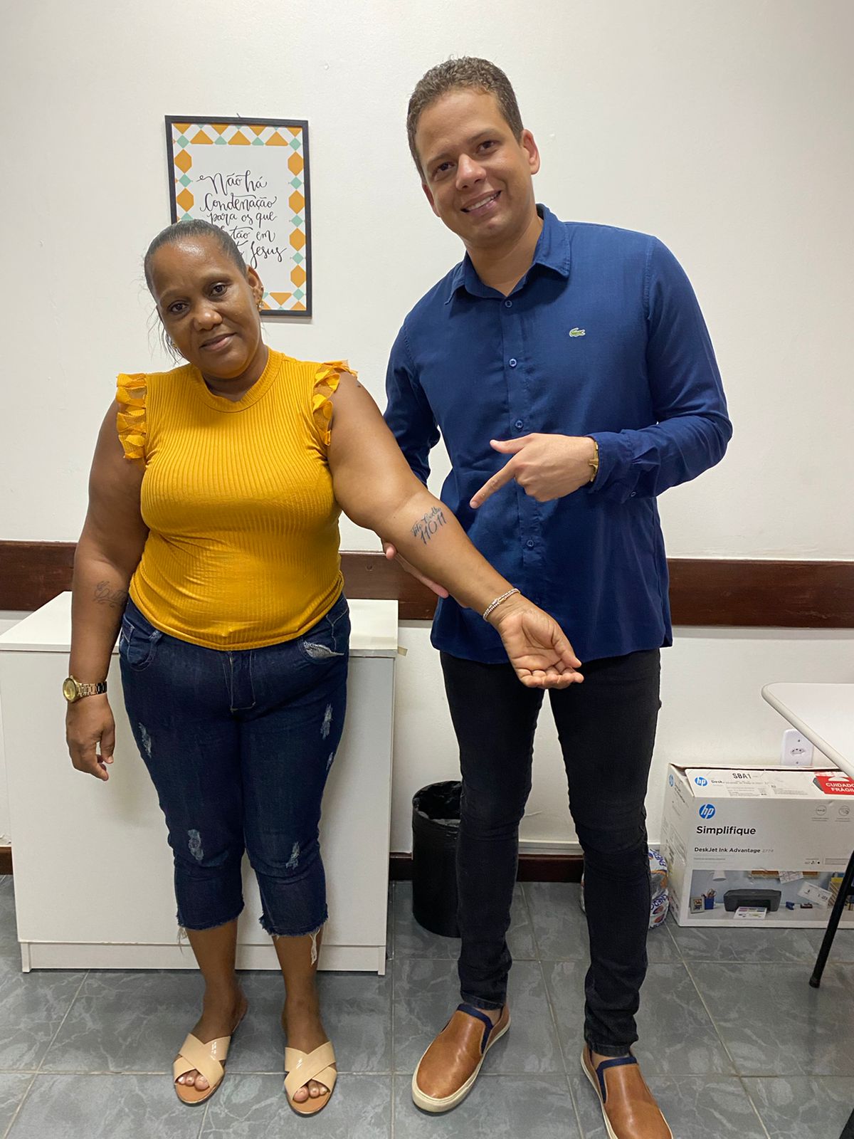 Moradora de Lauro de Freitas tatua o nome de Tito Coelho em seu braço