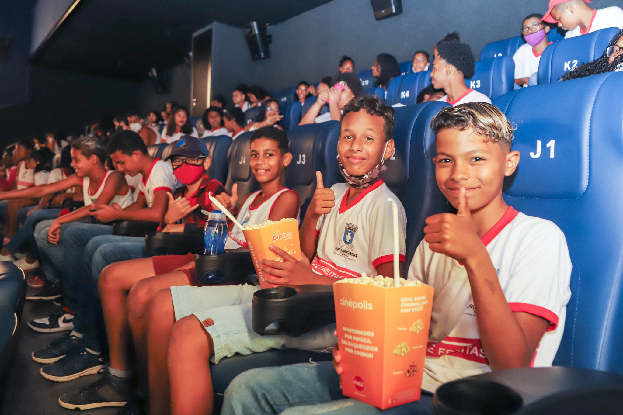  Estudantes da rede municipal lotam cinema para assistir documentário sobre história de Lauro de Freitas