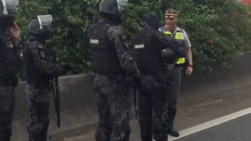  Policial rodoviário perde paciência com policial militar em rodovia; assista