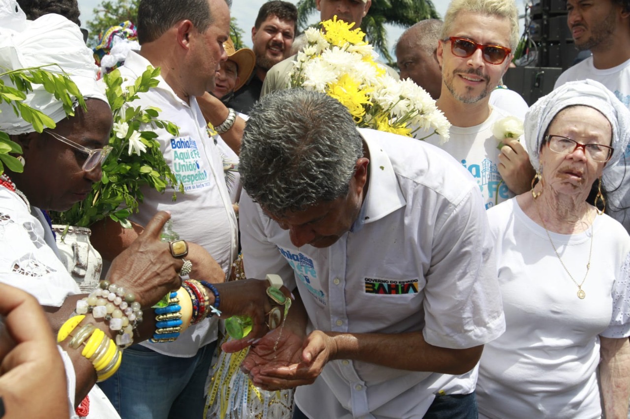  Governador Jerônimo Rodrigues acompanha lavagem das escadarias da basílica do Bonfim