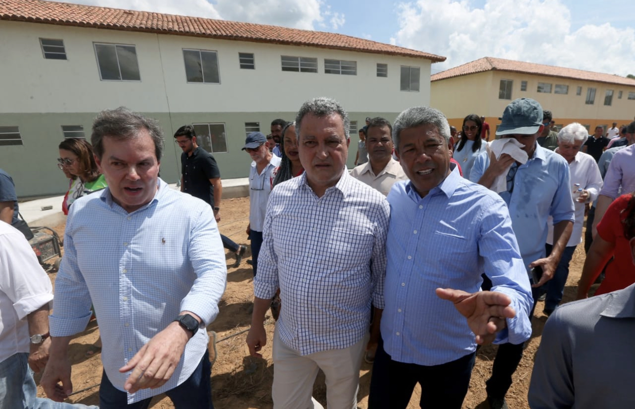  Jerônimo Rodrigues e ministro Rui Costa vão a Santo Amaro para última vistoria de casas populares que serão entregues na próxima semana