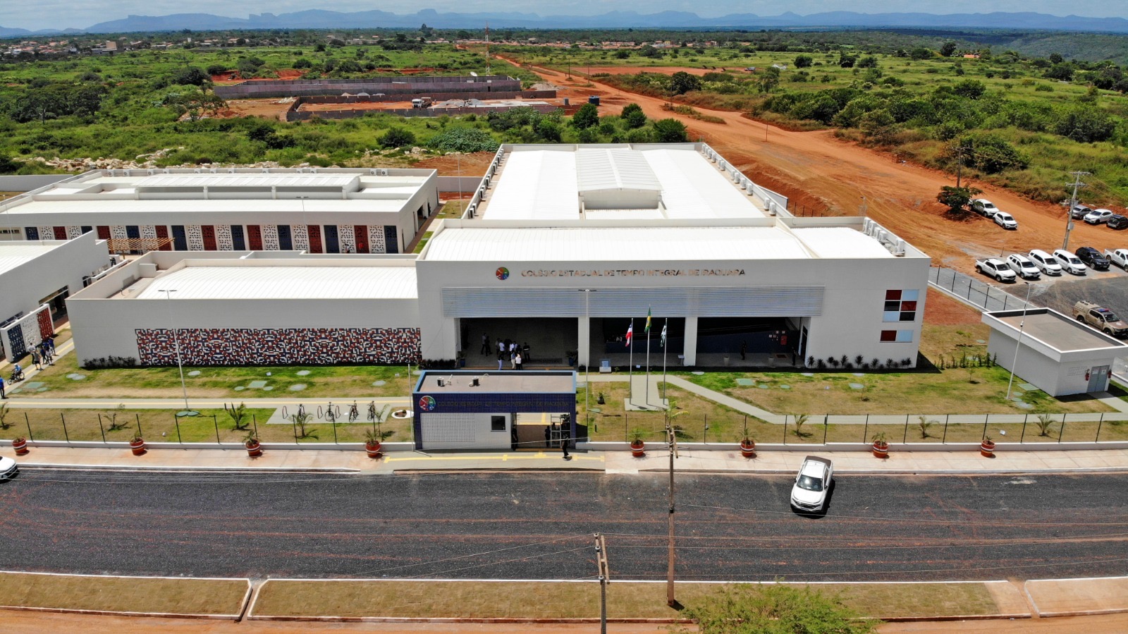  Iraquara tem novo Colégio Estadual de Tempo Integral, obras de abastecimento de água, esporte e lazer inaugurados por Jerônimo