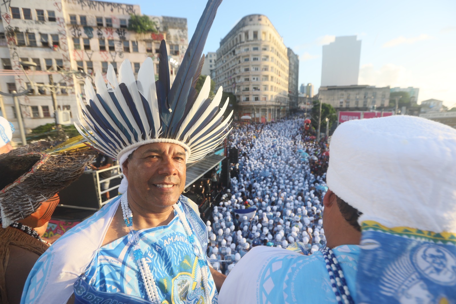  Homenageado pelos Filhos de Gandhy, governador prestigia a saída do bloco neste domingo