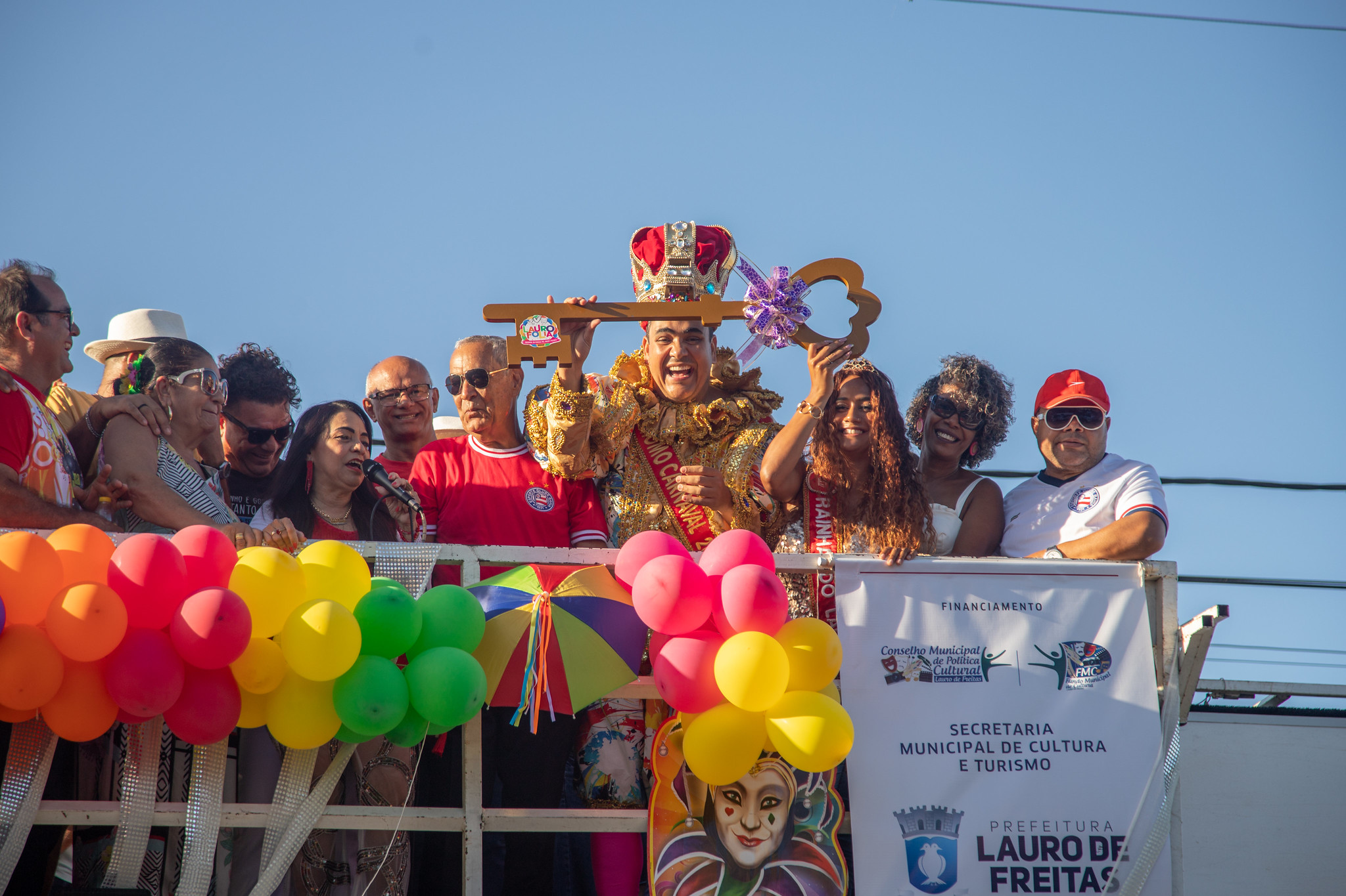  Prefeita entrega chave da cidade à família do eterno Rei Momo Duzinho Nery e Carnaval começa em Lauro de Freitas