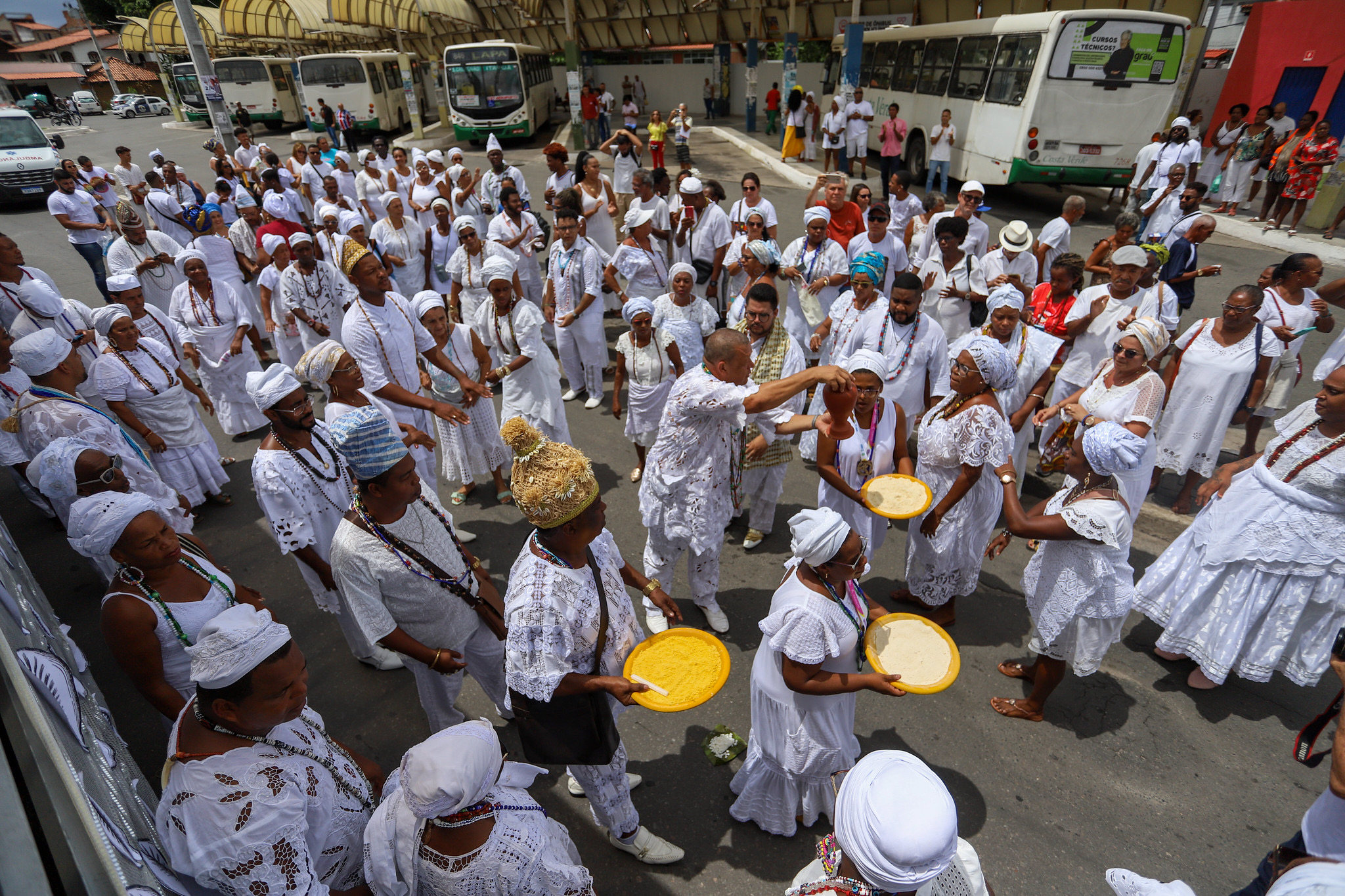  Caminhada em Lauro de Freitas reúne comunidades de matriz africana, celebra lei e chama atenção para luta contra racismo religioso