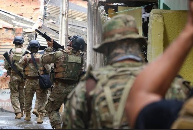  Após madrugada de terror, policiais fazem operação em bairros de Salvador