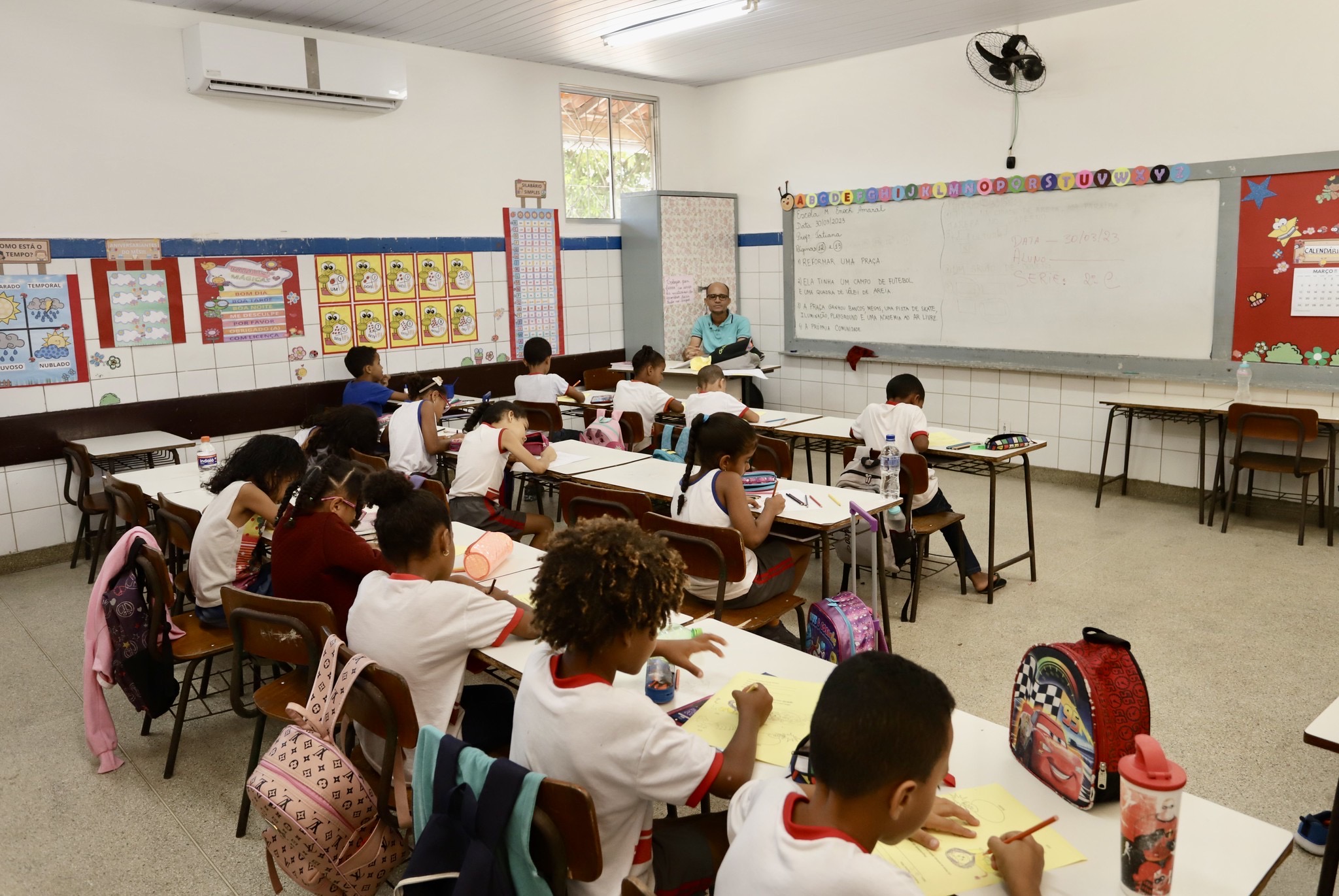  Com instalação de energia solar, estudantes da rede municipal de Lauro de Freitas já contam com salas climatizadas