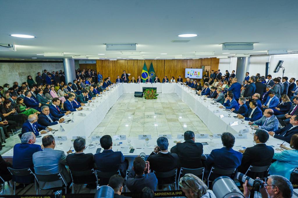  Jerônimo destaca importância de ações conjuntas no enfrentamento à violência nas escolas, durante encontro com presidente Lula em Brasília