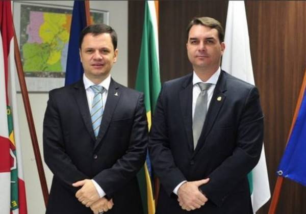 Flávio Bolsonaro lamenta proibição de visita a Anderson Torres na cadeia: ‘levem meu abraço’