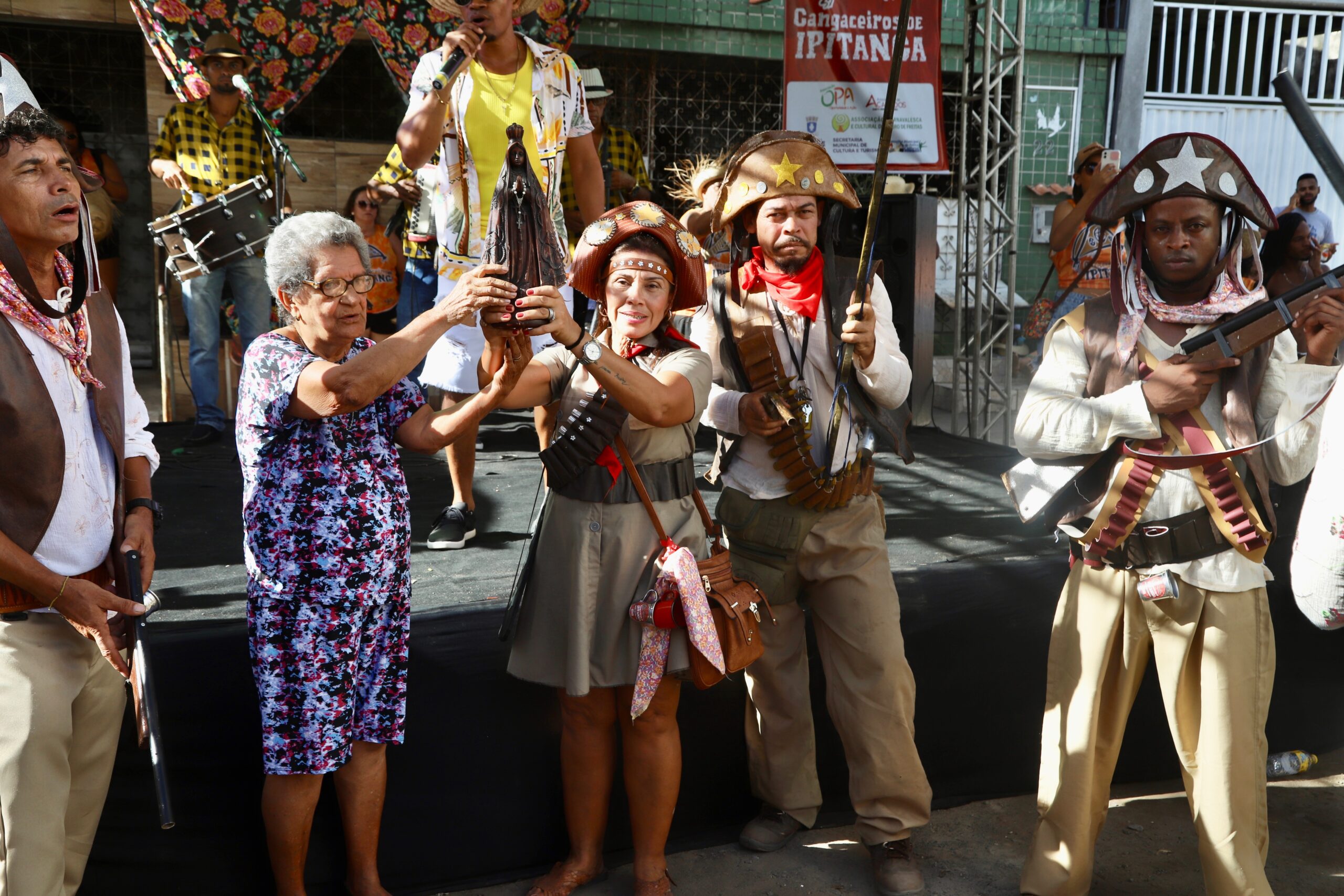  Manifestações culturais juninas de Lauro de Freitas atraem multidão pelas ruas do Centro