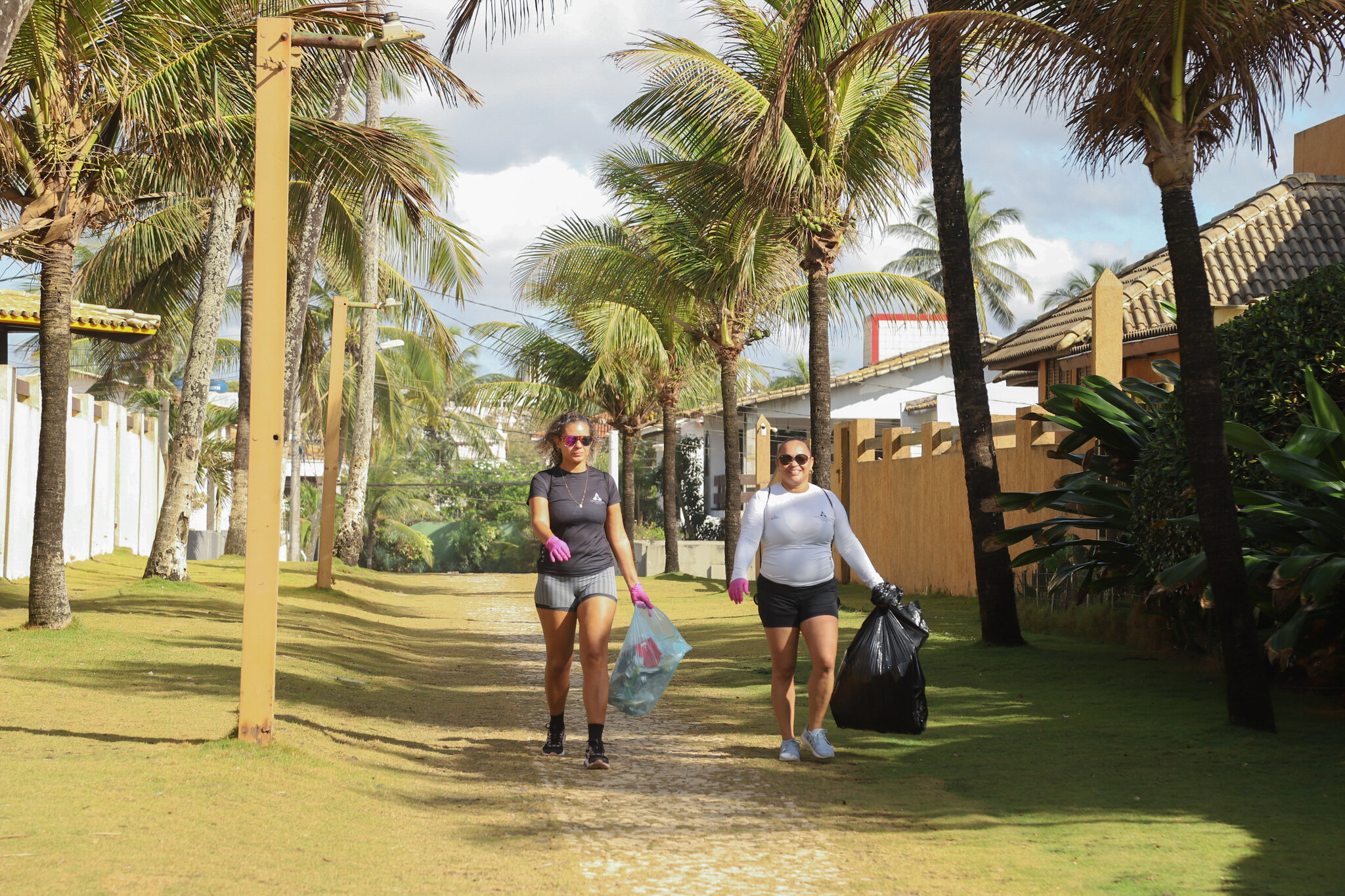  Dia Mundial da Limpeza: voluntários se unem para retirar microlixo da Praia de Vilas do Atlântico