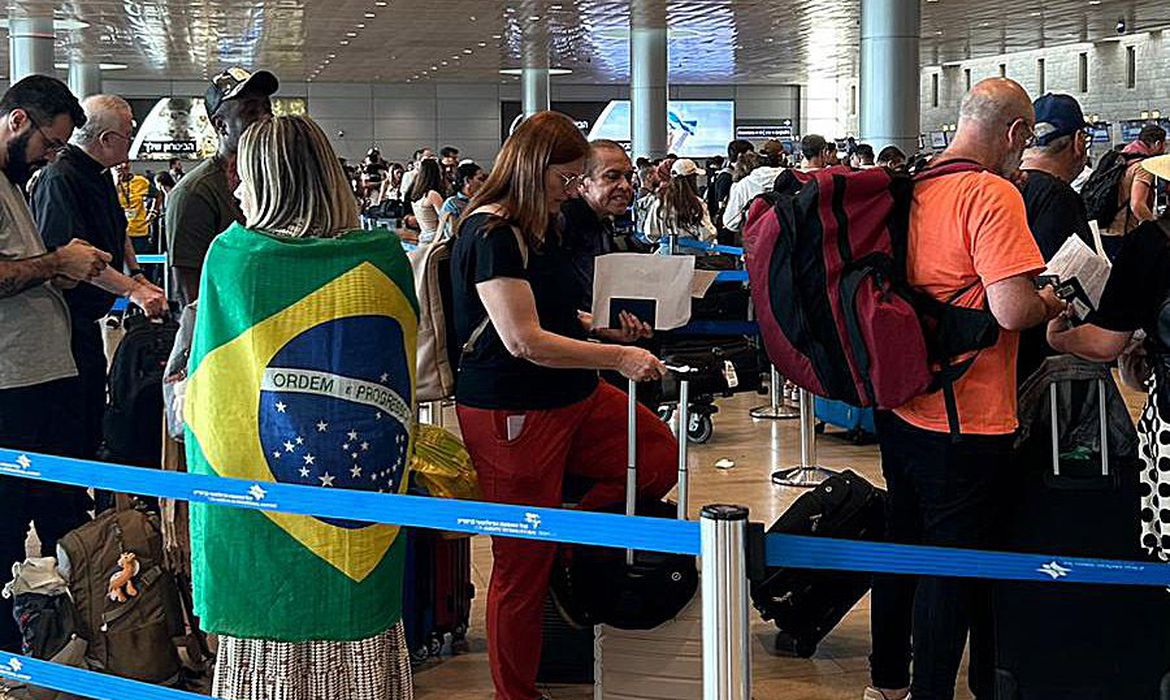  Primeiro avião de resgate parte de Tel Aviv trazendo 211 brasileiros