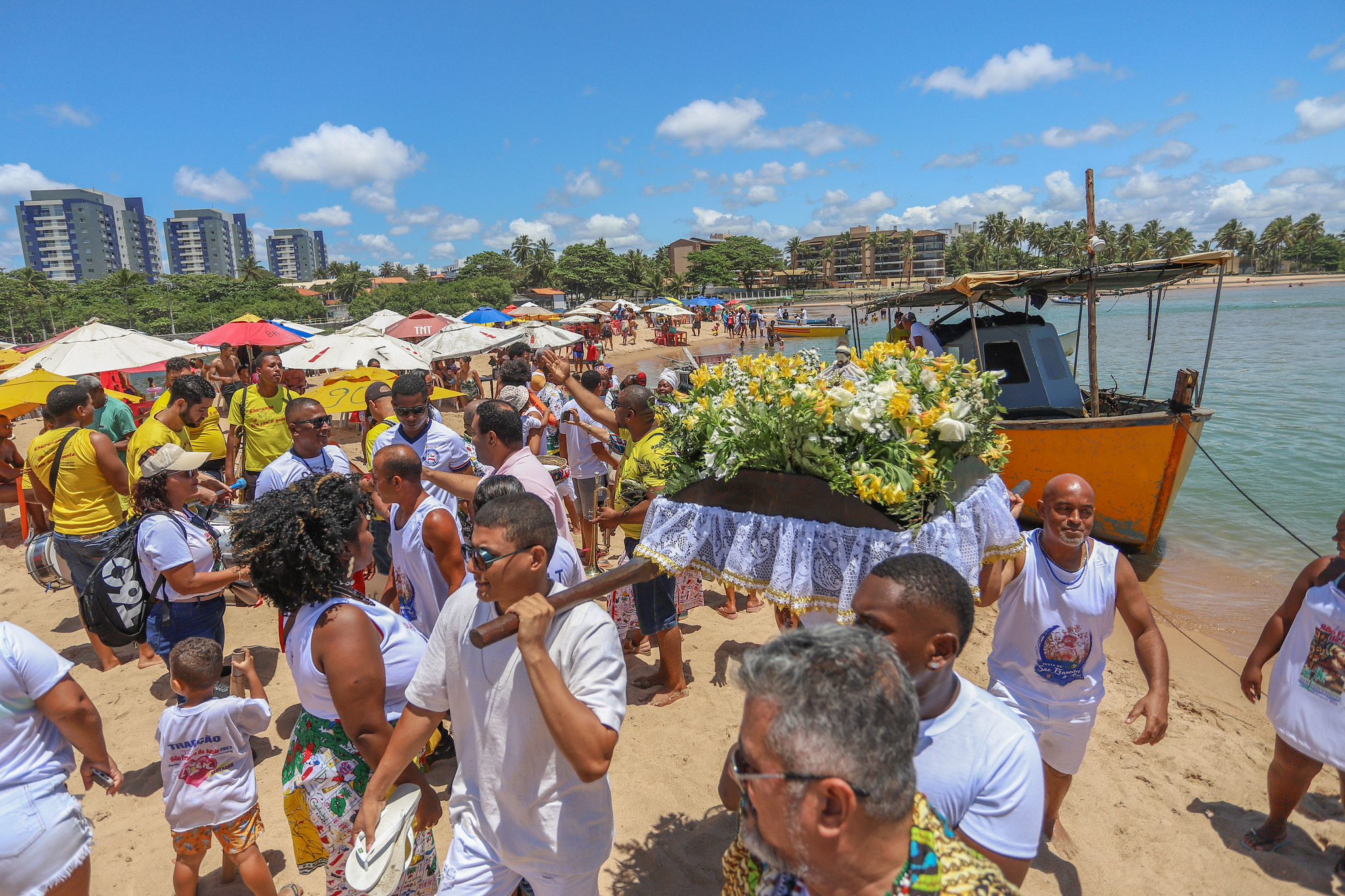  Padroeiro dos pescadores e dos animais, São Francisco de Assis leva fiéis e devotos às ruas de Lauro de Freitas