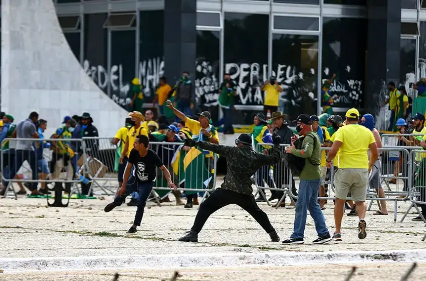  Ato reúne três poderes em defesa da democracia nesta segunda