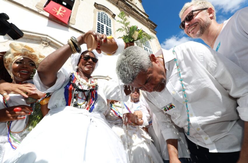  “A gente vem pela atitude de fé”, declara o governador após seis horas de caminhada até a Igreja do Bonfim