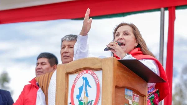  Presidente do Peru é agredida e tem cabelos puxados durante evento oficial