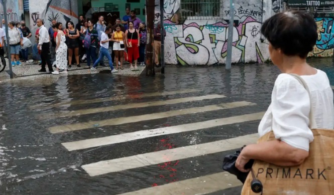  Chuva provoca oito mortes no Rio de Janeiro; cidade está em alerta