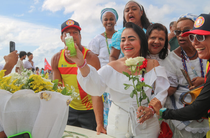  Festa de Iemanjá atrai dezenas de pessoas à praia de Buraquinho