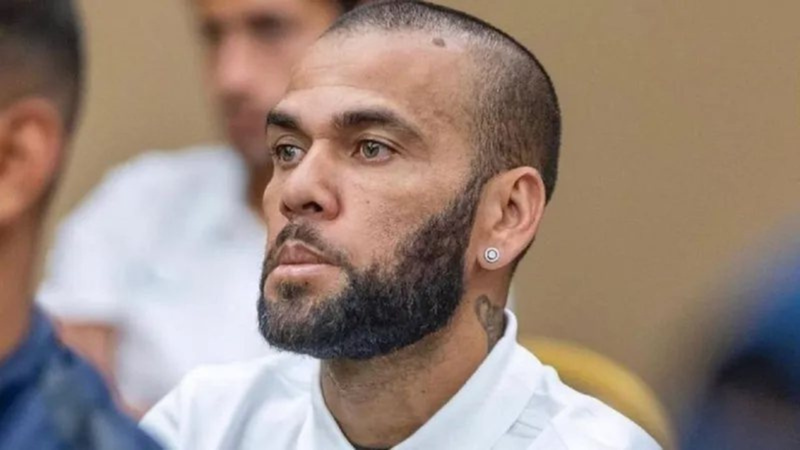  Ex-companheiro de cela de Daniel Alves afirma que jogador fugiria para o Brasil caso recebesse liberdade provisória; entenda