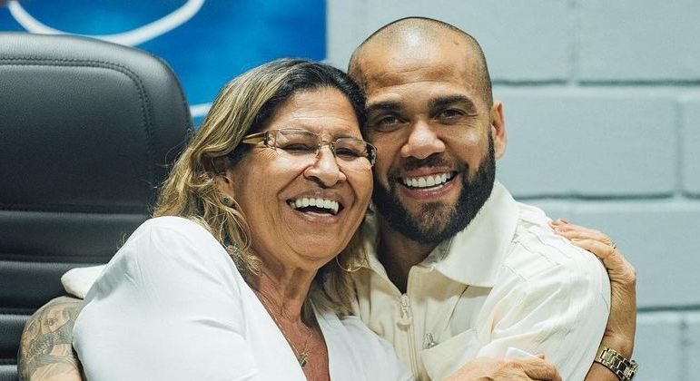  Mãe se encontra com Daniel Alves após condenação e faz revelação sobre o filho; saiba mais