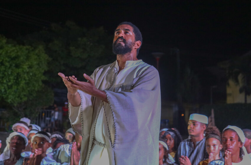  Lauro de Freitas: Encenação da Paixão de Cristo emociona e atrai multidão à Praça da Matriz