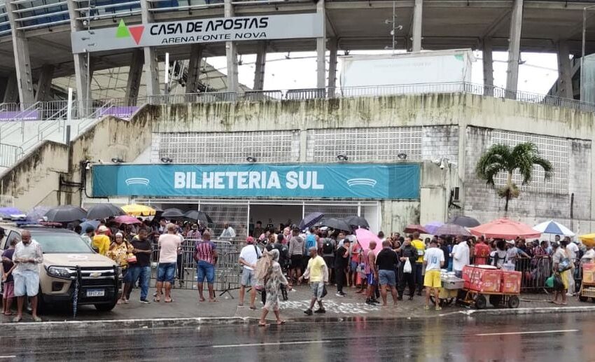  Torcedores fazem fila na Arena Fonte Nova em busca dos últimos  ingresso para final do Baianão