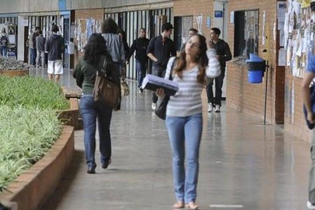  Professores de universidades e institutos federais entram em greve por reajuste salarial a partir da próxima segunda-feira, 15