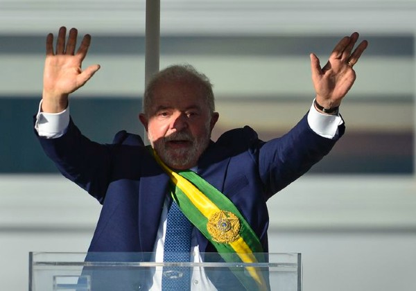  Documentário sobre presidente Lula é ovacionado em Cannes