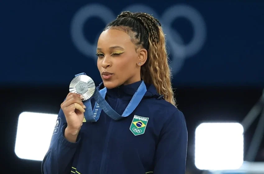  Rebeca chega perto de Biles, fica com prata e alcança feito histórico