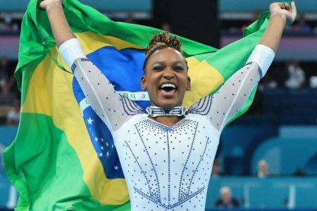  Rebeca Andrade supera Biles, é ouro no solo e se torna maior medalhista Olímpica do Brasil