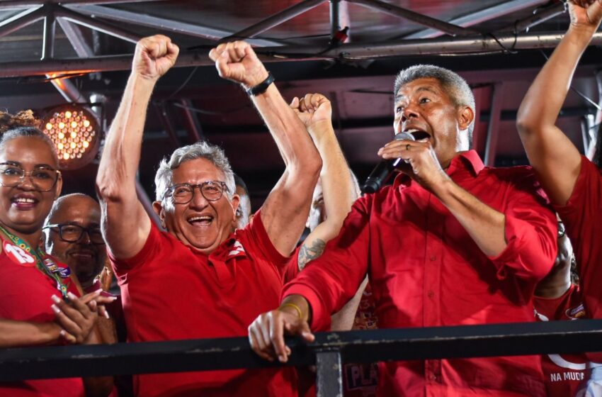  Com Jerônimo e Rui, Caetano faz comício histórico e pede empenho da militância até domingo