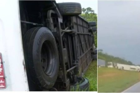  Ônibus tomba na BR-324 e deixa ao menos 10 passageiros feridos