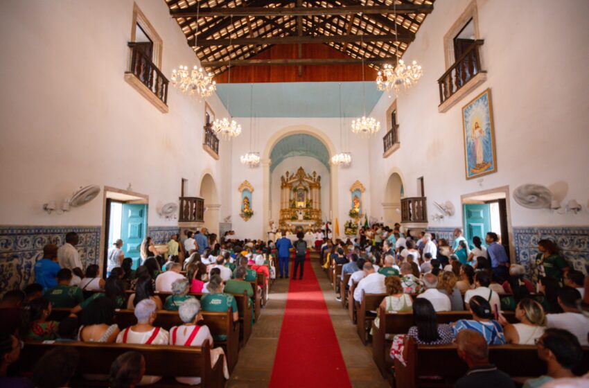  Durante missa solene, fiéis celebram o padroeiro de Lauro de Freitas