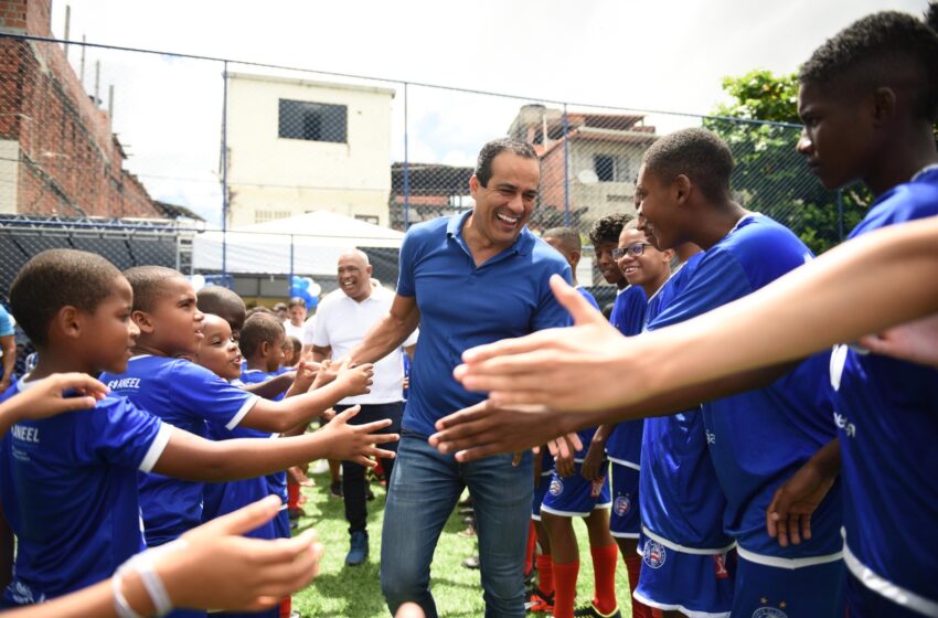  Prefeitura de Salvador inaugura campo com grama sintética e lança Bora Bahêa Meu Bairro na Cidade Baixa