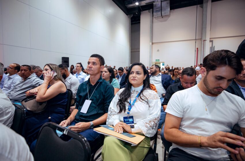  Débora Regis e Mateus Reis discutem o fortalecimento do município no 8º Encontro de Prefeitos e Prefeitas da Bahia