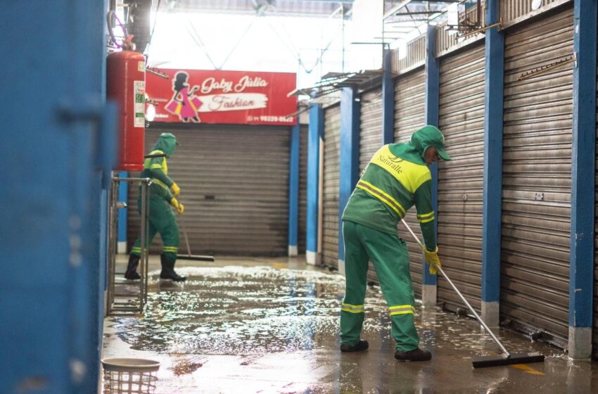  Faxinaço no Centro Comercial de Camaçari promove limpeza da rede de esgoto e higienização dos ambientes