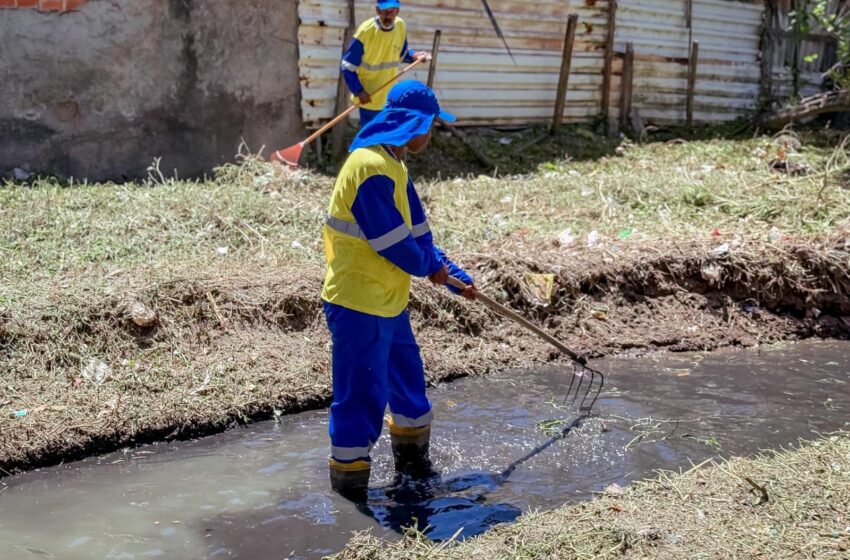  Prefeitura realiza trabalho preventivo de limpeza de canal em Portão