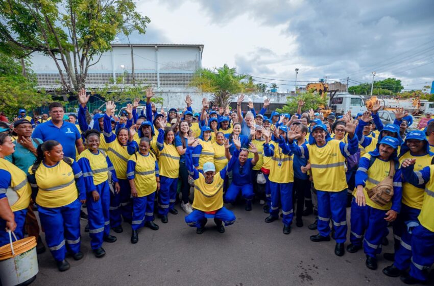  Prefeitura realiza entrega de kit e fardamento aos agentes de limpeza