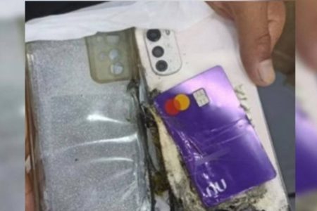  Marca se pronuncia após celular explodir em bolso de jovem