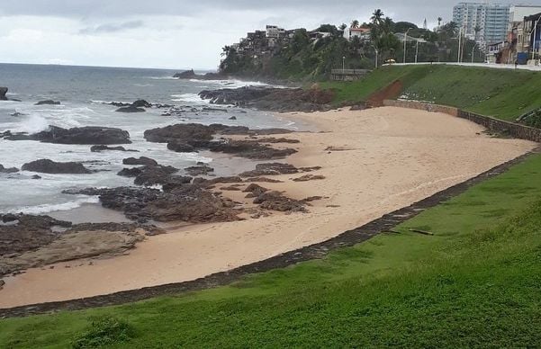  Pai morre tentando salvar filho de 13 anos de afogamento na praia de Ondina