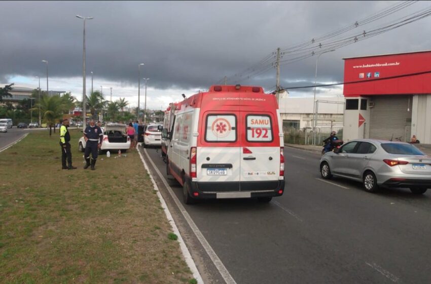  Carro capota na Estrada do Coco e deixa pessoas feridas neste domingo