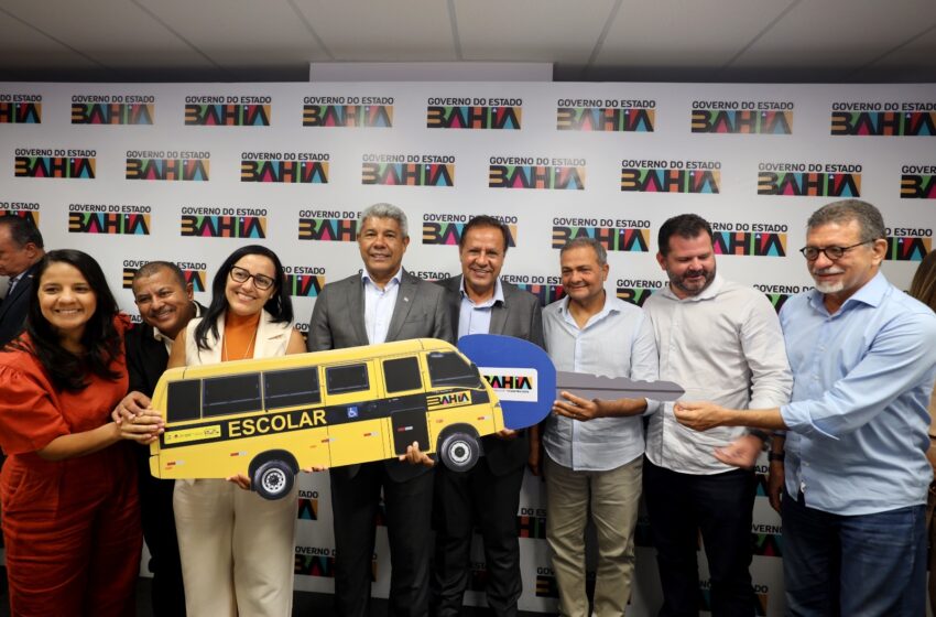  Em reunião com prefeito de Pojuca, Jerônimo entrega ambulância, kits de saúde e ônibus escolar para o município