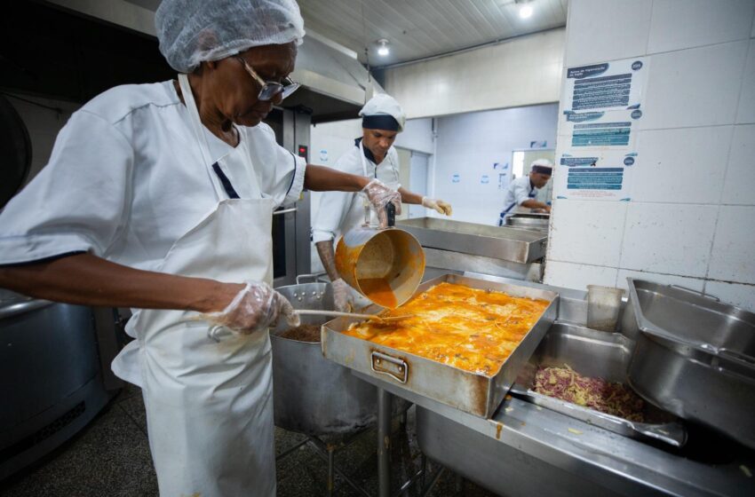 Restaurante Popular serve cardápio especial em homenagem ao Dia das Mães e emociona frequentadores em Lauro de Freitas