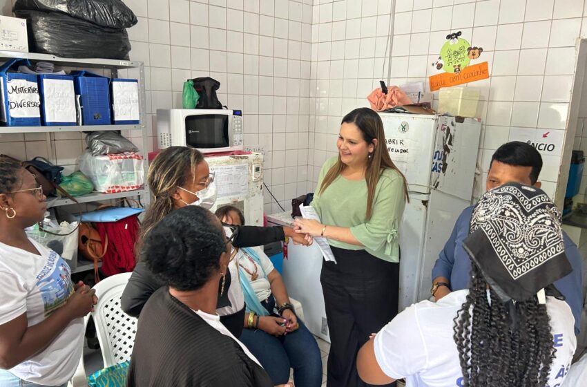 “Ouvir os profissionais é essencial para construir soluções”, diz Elba Brito durante visita técnica ao CCZ de Lauro de Freitas