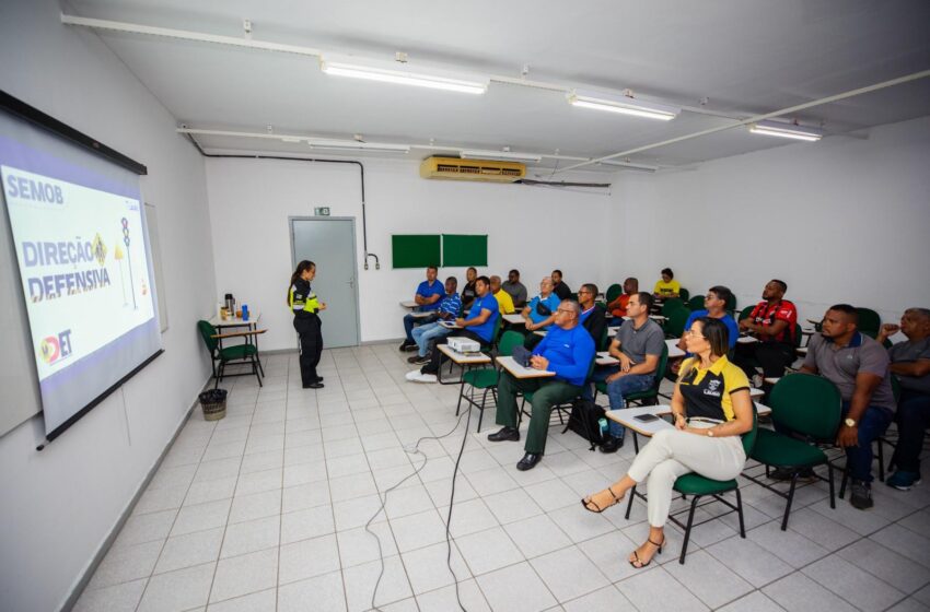 “Quem transporta vidas precisa dar o exemplo”: Motoristas escolares de Lauro de Freitas recebem capacitação no Maio Amarelo