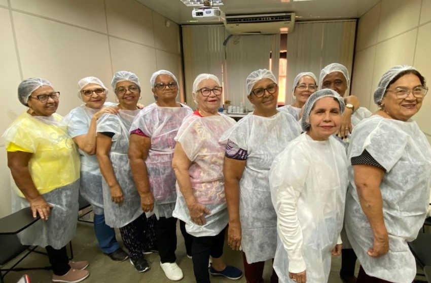 Em Camaçari, aposentadas do ISSM aprendem a fazer bolos tradicionais em curso promovido com o Senac