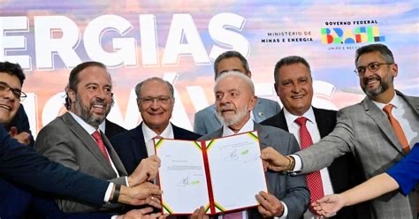 Lula aprova medida que isenta conta de luz para famílias de baixa renda