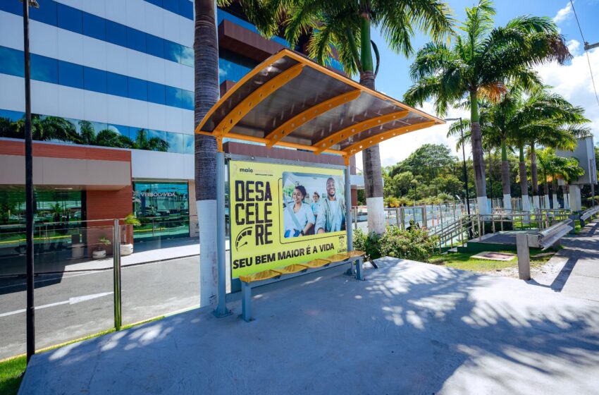 Estrada do Coco recebe novo abrigo para parada de ônibus